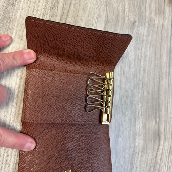 Authentic Louis Vuitton six ring key holder - Picture 3 of 8